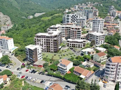Bečići'de, deniz manzaralı, yeni ve kaliteli bir binada yer alan satılık daire